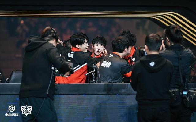NAVI将在StarLadder StarSeries Fall 2025的上半区半决赛中面对 Passion UA