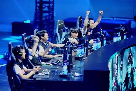 【快讯】曲曲折折，smooya以替补身份加入Movistar Riders